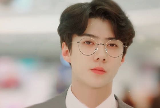 同樣是戴眼鏡，扛住了肖戰(zhàn)，躲過了易烊千璽，卻栽在他身上
